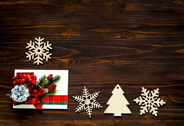 Διακόσμηση για τα Χριστούγεννα. Διακοσμητικά ξύλινα νιφάδες χιονιού και διακοσμήσεις Χριστουγέννων σε ξύλινο υπόβαθρο, έννοια του νέο έτος διακοπές, closeup, αντίγραφο χώρου — Φωτογραφία Αρχείου