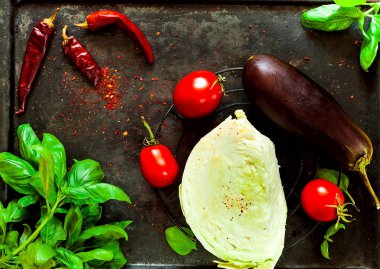  Ispanak, patlıcan ve domates karanlık antika arka plan üzerinde eski metal, İtalyan yemeği malzemeler, üstten görünüm yemek. Sağlıklı vegan gıda veya diyet beslenme kavramı, kopya alanı, portre