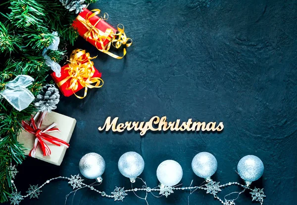 Boże Narodzenie wystrój. Tło uroczysty z Boże Narodzenie pudełeczka i srebrzyste kulki na niebieskim tle betonowych, widok z góry, koncepcja nowego roku wakacje, zbliżenie, kopiować miejsca — Zdjęcie stockowe