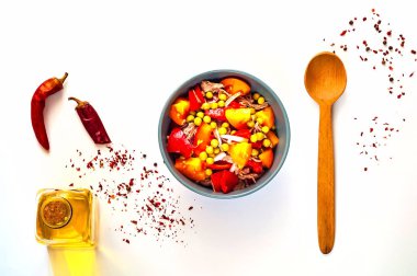 sığır eti ve sebze salatası. Somon salata Poke beyaz arka plan üzerinde. Ev yapımı yemek. Lezzetli ve sağlıklı yemek, kopya alanı, closeup kavramı.