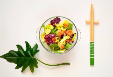 Somon salata Poke beyaz arka plan üzerinde. Ev yapımı yemek. Sağlıklı beslenme, kopya alanı, closeup kavramı. 