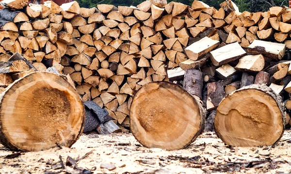Achtergrond van natuurlijke brandhout, kopie ruimte, close-up — Stockfoto