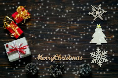 Noel dekor yağan kar ile. Dekoratif ahşap kar taneleri ve Noel dekorasyonları ahşap zemin, yeni yıl tatili, yakın çekim, kavramı üzerine alan kopyalayın