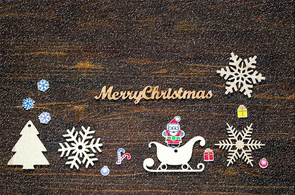 Decoración de Navidad con nieve cayendo. Copos de nieve de madera decorativos y decoraciones navideñas sobre fondo de madera — Foto de Stock