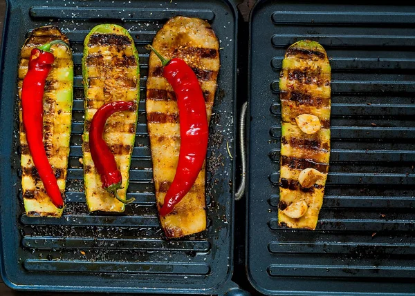 Spicy hot grilled zucchini and eggplant, cooked on an electric grill. Banner. The concept of healthy eating and delicious food.Top view,  copy space, flat lay,closeup — Stock Photo, Image