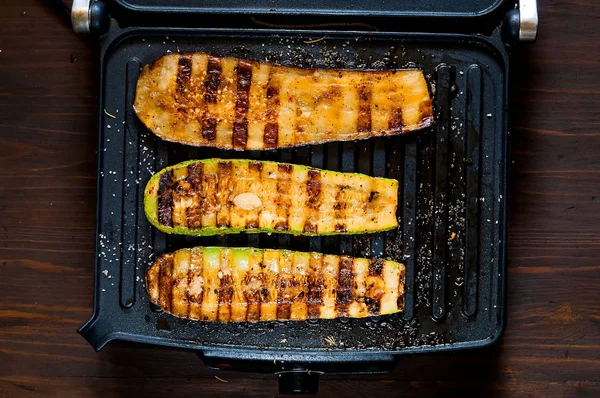 Zucchine piccanti alla griglia e melanzane calde, cotte su una griglia elettrica. Bandiera. Il concetto di mangiare sano e cibo buono.Vista dall'alto, spazio copia, posa piatta, primo piano — Foto Stock