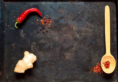 Tahta kaşık ve çeşitli vejetaryen maddeler Asya tarzı. Baharat ve uzay, closeup kopyalama eski paslı metal, üstten görünüm, arka planda sağlıklı yemek pişirmek için zencefil.  