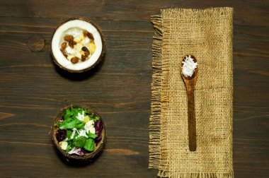  Hindistan cevizi parçacıklı vejetaryen salatası. Ahşap arka planda hindistan cevizi kasesinde somon salatası. Lezzetli ve sağlıklı yemek kavramı, kopyalama alanı, yakın çekim.