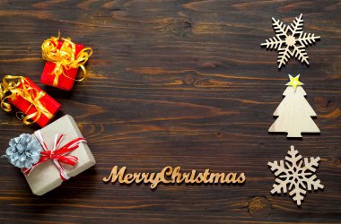 Noel dekor yağan kar ile. Dekoratif ahşap kar taneleri ve Noel dekorasyonları ahşap zemin, yeni yıl tatili, yakın çekim, kavramı üzerine alan kopyalayın