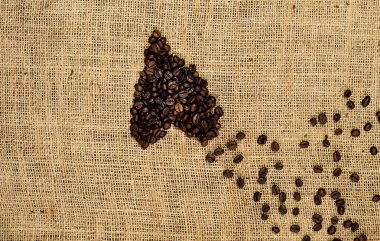 Kahve çekirdekleri Jüt çuval üzerinde kalp şeklinde. Alan, kopyalamak kadar yakın. Düz yatıyordu. 