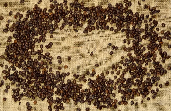 Chicchi di caffè sul sacco di iuta. Ricevuto. Close up. Posa piatta . — Foto Stock