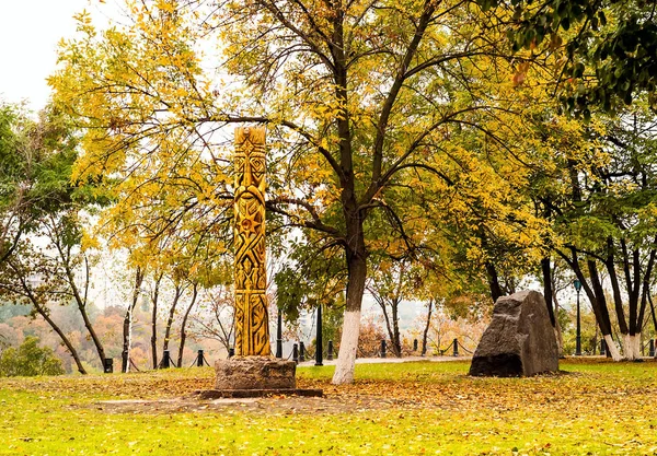 Antik sihirli öğeleri, ahşap put, sonbahar cityscape, doğal ışık, arka plan üzerinde pagan Tanrı kadar yakın. Kopya alanı.