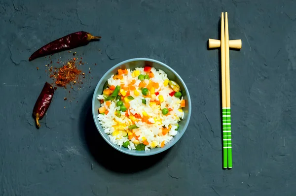 Riz Aux Légumes Épices Sur Fond Béton Bleu Foncé Avec — Photo