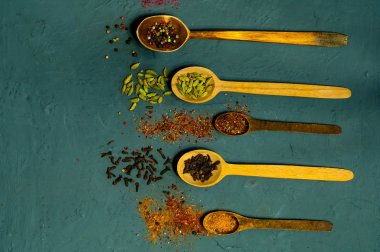 Tahta kaşık ve malzemelerin eski arka plan üzerine. Vejetaryen yiyecekler, sağlıklı ya da pişirme kavramı, yakın çekim, alanı Kopyala