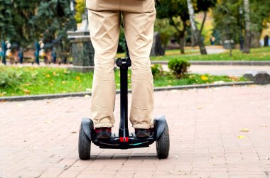 Mens ayak üzerinde iki tekerlekli gyro Şehir Parkı, kopya alanı, arka planı kapat