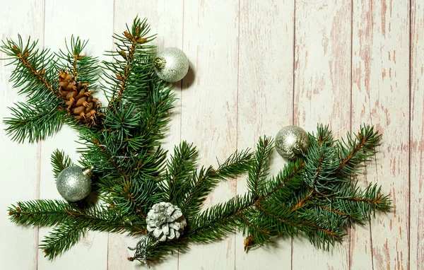 圣诞装饰。节日灯光背景杉木树枝和锥体, 顶部视图, 新年假期的概念, 特写, 复制空间 — 图库照片