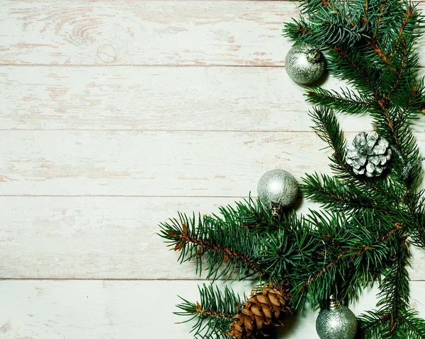 Διακόσμηση για τα Χριστούγεννα. Εορταστική ανοιχτόχρωμο φόντο με fir κλαδιά και κώνους, κορυφαία προβολή, η έννοια του το νέο έτος διακοπές, κοντινό πλάνο, αντιγράψτε χώρο — Φωτογραφία Αρχείου
