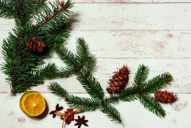 Noel dekor. Festival açık renkli çam dalları ve vintage çam kozalakları, üstten görünüm, yeni yıl tatil kavramı, yakın çekim, alanı Kopyala