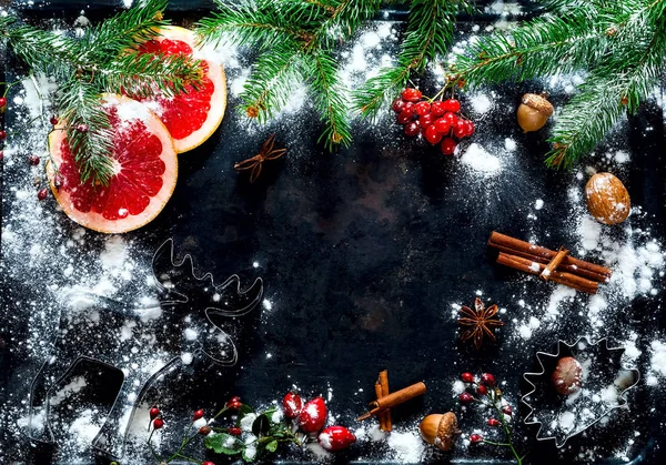 Sfondo natalizio. Vacanza cottura ingredienti su sfondo nero. Concetto celebrazione e cucina. Nuovo anno e cartolina di Natale.Vista dall'alto, da vicino, copiare lo spazio — Foto Stock