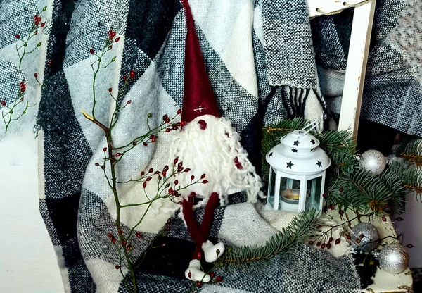 Σκανδιναβικό εσωτερικό με Χριστούγεννα gnome. Καρό είναι αναρτημένα στην λευκή ξύλινη καρέκλα, έννοια της άνεσης και θαλπωρής. Χώρο αντίγραφο, κοντινό πλάνο — Φωτογραφία Αρχείου