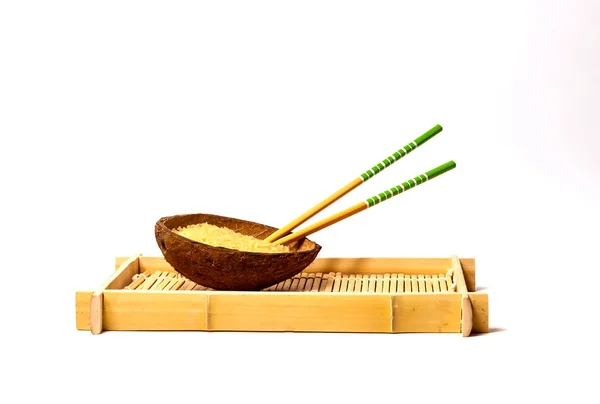 Ris i ekologisk kokos skål med pinnar på halm konsistens, närbild, kopiera utrymme, isolerade, — Stockfoto