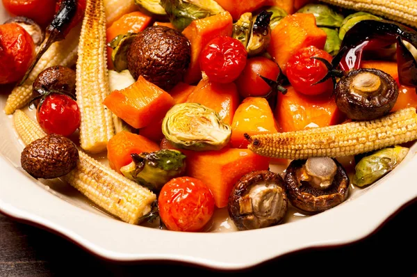 Kruidige warme groenten, gekookt op een grill. Het begrip van gezond eten en lekker eten. Bovenaanzicht, close-up — Stockfoto
