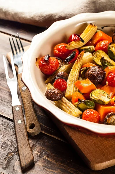 Kruidige warme groenten, gekookt op een grill in keramische kom op houten achtergrond. Het concept van gezond eten en lekker eten, kopie ruimte, close-up — Stockfoto