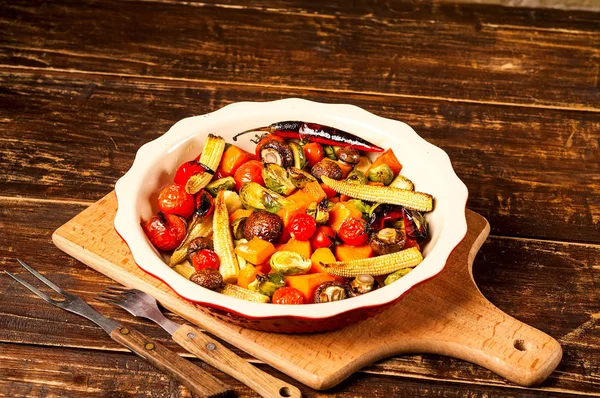 Kruidige warme groenten, gekookt op een grill in keramische kom op houten achtergrond. Het concept van gezond eten en lekker eten, kopie ruimte, close-up — Stockfoto