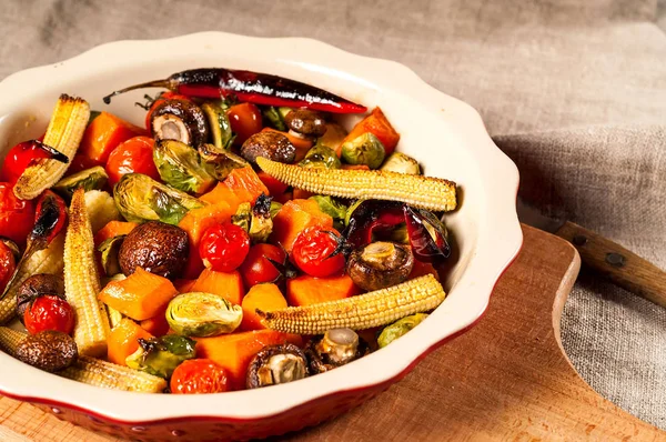 Kruidige warme groenten, gekookt op een grill. Banner. Het begrip van gezond eten en lekker eten. Bovenaanzicht, kopie ruimte, close-up — Stockfoto