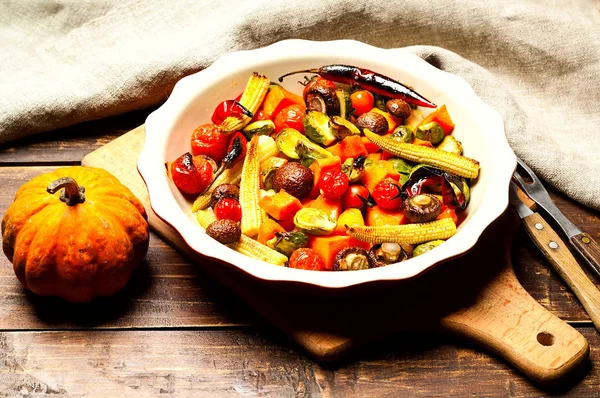 Kruidige warme groenten, gekookt op een grill in keramische kom op houten achtergrond. Het begrip van gezond eten en lekker eten. Bovenaanzicht, kopie ruimte, close-up — Stockfoto