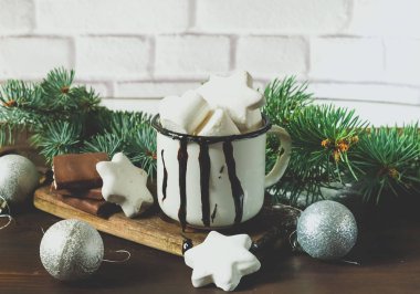Marsmallow şeker sıcak çikolata. Tatil ahşap arka plan christmas gümüş toplar ve köknar ağacı ile. Yakın çekim, alanı Kopyala