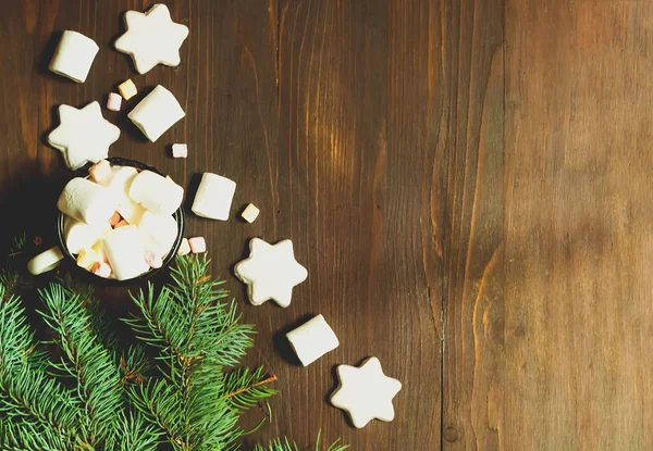 Ζεστή σοκολάτα με καραμέλες marsmallow. Ξύλινα φόντο διακοπών με στολίδια Χριστουγεννιάτικα και έλατο. Αντιγράψτε το χώρο, το top view, εσωτερικη — Φωτογραφία Αρχείου