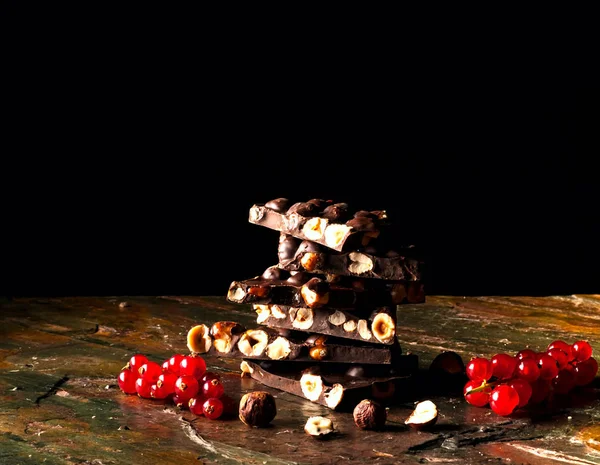 Dunkle Schokolade Mit Nüssen Und Beeren Auf Dunklem Hintergrund Kopierraum — Stockfoto