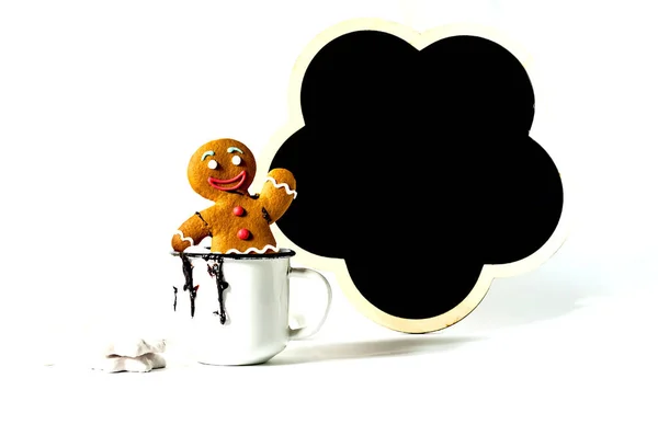 Uomo pan di zenzero in tazza con cioccolata calda e Tavola di ardesia con marshmallow su sfondo chiaro. Copia spazio, da vicino — Foto Stock