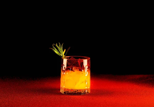 Tropical cocktail on dark cinnamon background. Close up, copy space. — Stock Photo, Image