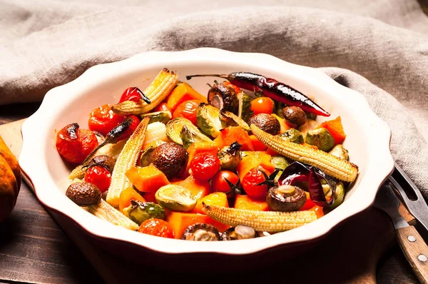 Kruidige warme groenten, gekookt op een grill. Het begrip van gezond eten en lekker eten. Bovenaanzicht, kopie ruimte, close-up — Stockfoto