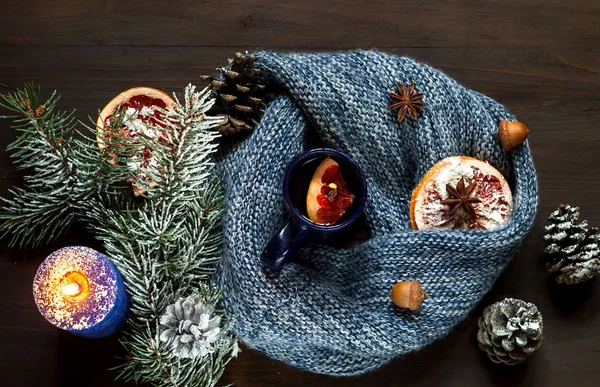 Tazza Blu Con Candela Sfondo Legno Concetto Accogliente Decorazione Natale — Foto Stock
