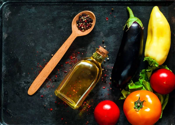 Tahta kaşıkla baharat ve ve eski paslı metal arka planda sağlıklı yemek için taze sebze. Sağlıklı beslenme kavramı. Kopya alanı, portre.  