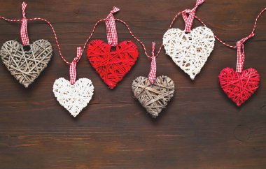  Aşk ya da Sevgililer günü kavramı. Ahşap arka plan yürekleri. Düz yatıyordu, en iyi görünüm, kopya alanı.