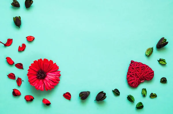 Liebe oder Valentinstag Konzept. kreativer grüner Hintergrund aus roter Gerbera und Herzen. flache Lage, Draufsicht — Stockfoto