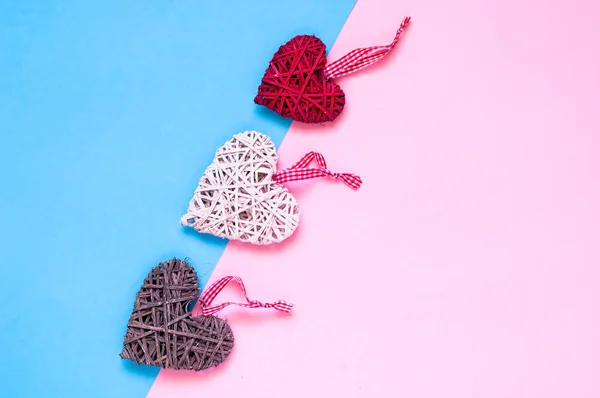 Fondo de papel geométrico creativo con corazones. Color azul y rosa de moda. Concepto de fiesta y celebración para postal — Foto de Stock