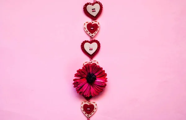 Concepto de amor o San Valentín. Fondo de papel creativo con corazones. Color rosa de moda . — Foto de Stock