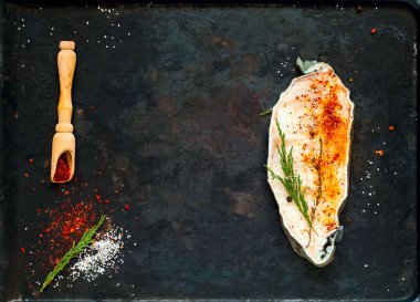 Tahta kaşıkla baharat ve eski paslı metal arka planda sağlıklı yemek için taze çiğ balık biftek. Gıda kavramı. Düz yatıyordu. Üstten görünüm, kopya alanı.