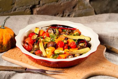 Ahşap arka plan üzerinde seramik kase bir ızgarada pişmiş baharatlı sıcak sebze. Sağlıklı beslenme ve leziz yemekleri kavramı. Üstten görünüm, kopya alanı, portre