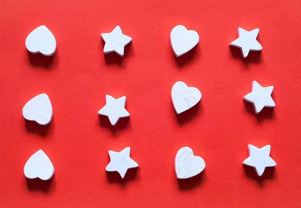 Concepto del día de San Valentín. Patrón de corazón blanco de madera y decoraciones de estrellas en el fondo de coral vivo . — Foto de Stock