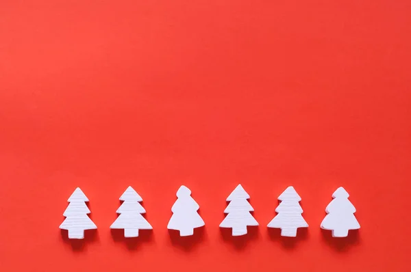 Χριστουγεννιάτικη γιρλάντα ξύλινο λευκό διακοσμήσεων για το φόντο της ζουν κοραλλιών. Χρώμα του το έτος 2019 έννοια. Το Top view. — Φωτογραφία Αρχείου