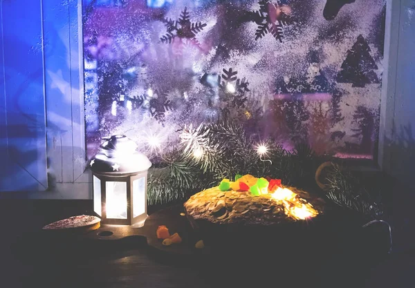 Şekerlenmiş meyve ve karla kaplı penceresinin arka plan üzerinde fındık ile Noel kek. Noel akşam kavramı. 