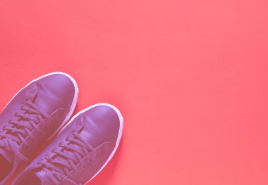 Yıl 2019 eğilim rengini arka plan üzerinde mavi spor ayakkabı