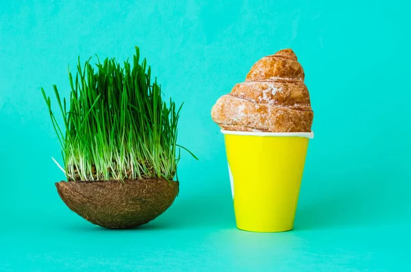 Croissant smörgåsar i kaffekoppen och Germinated frön av havre eller grönt gräs i kokos skål. — Stockfoto