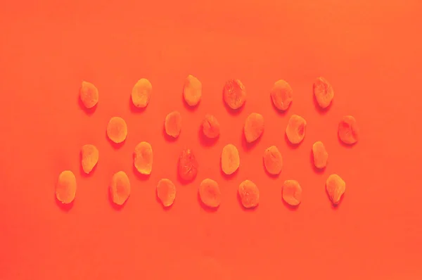 Яскравий барвистий візерунок сушених абрикосів. Монохромний помаранчевий колір. Плоский шар . — стокове фото